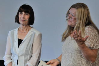 Das Foto zeigt Anne Hassel und Ursula Schmid-Spreer. Foto: © Jürgen Schmid, Kriminetz