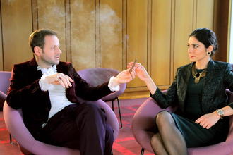 Das Foto zeigt Samuel Finzi und Pegah Ferydoni als Richard und Cosima Wagner. Foto: © Gebrüder Beetz Filmproduktion / Falco Seliger