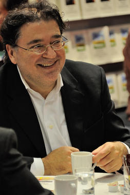 Das Foto zeigt Leon de Winter, dessen Thriller "Ein gutes Herz" bei der Frankfurter Buchmesse vorgestellt wurde. © Foto: Jürgen Schmid, Kriminetz