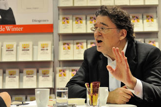 Ein interessanter Gesprächspartner: Leon de Winter am Verlagsstand von Diogenes bei der Frankfurter Buchmesse 2013. © Foto: Jürgen Schmid, Kriminetz