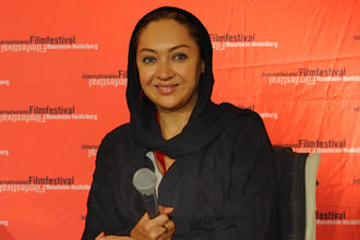 Die iranische Regisseurin, Drehbuchautorin und Schauspielerin Niki Karimi beim Filmtalk in Mannheim. Foto: © Jürgen Schmid / Kriminetz